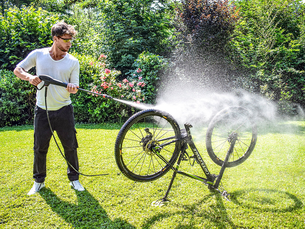 使用高压清洗机快速清洁您的自行车