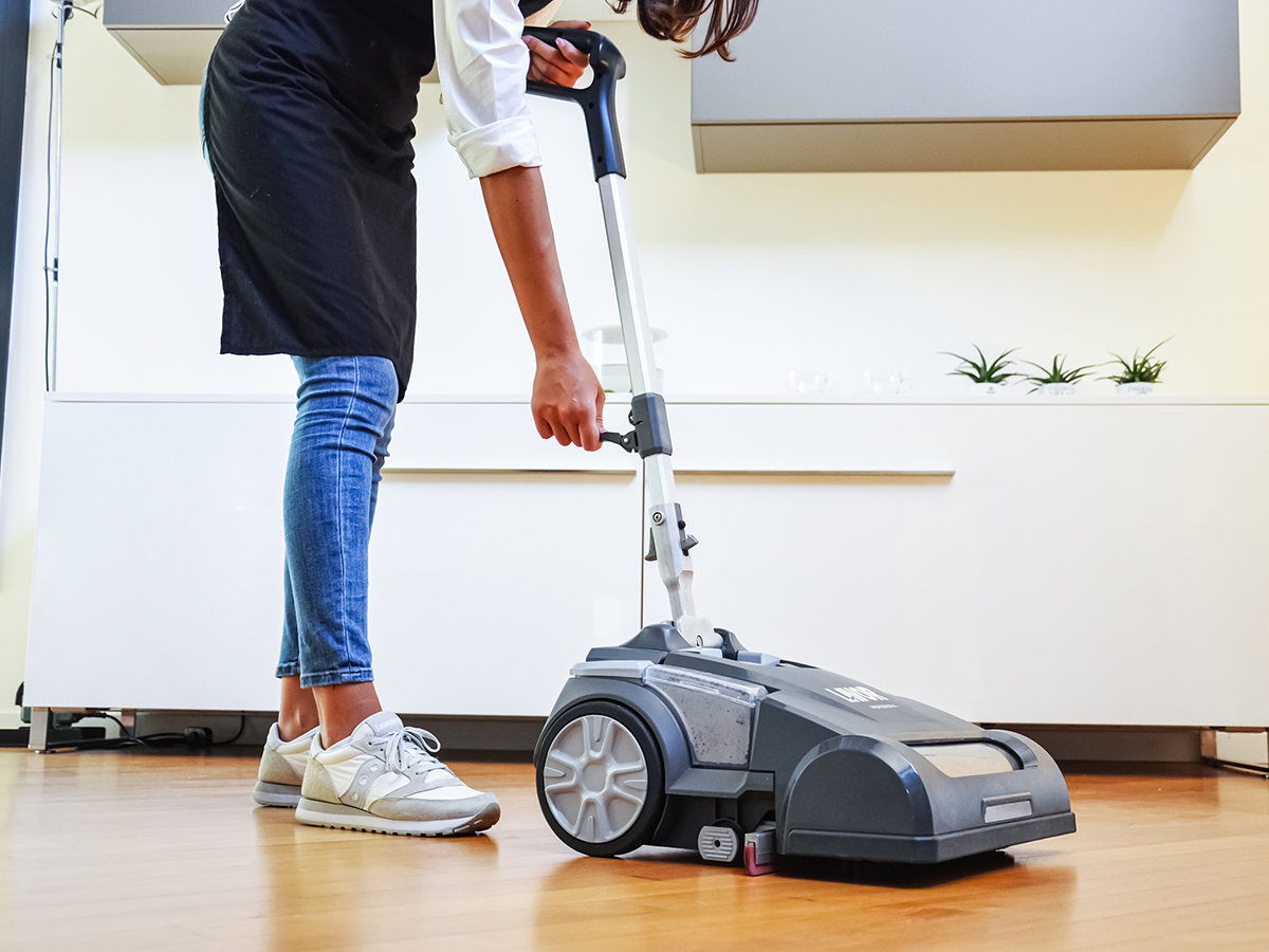 地板护理：用洗地机清洁酒店和餐厅地板
